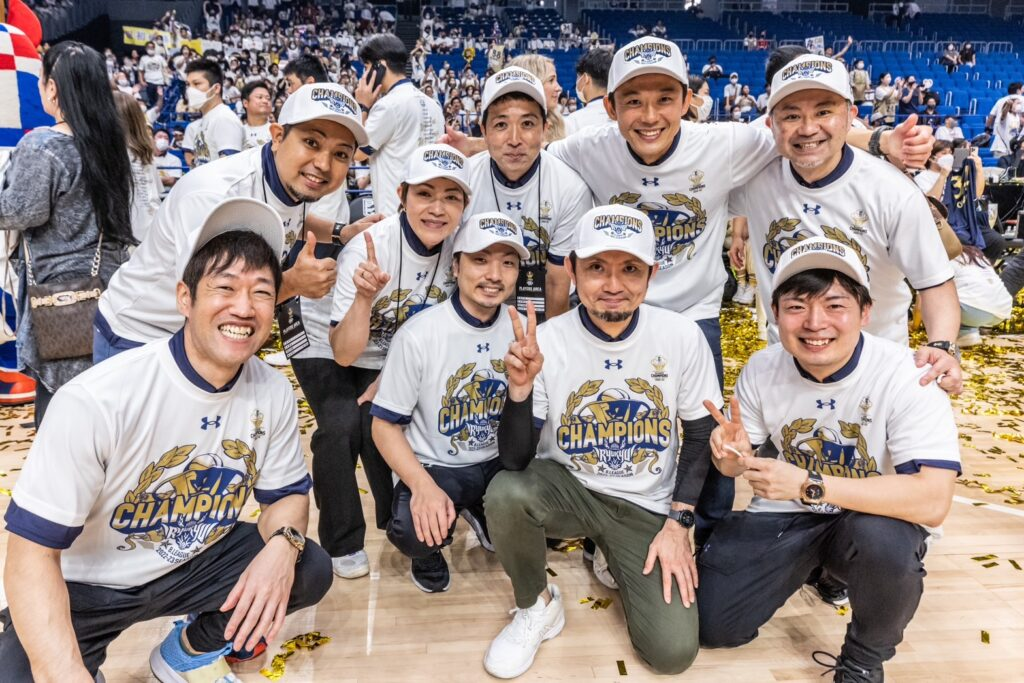 チームドクターとして、琉球ゴールデンキングスのBリーグ初優勝に大きく貢献した琉球大学病院整形外科スポーツグループのメンバーら（提供）