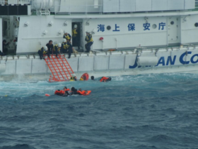 　宮古島海上保安部によると16日午後０時46分 「17エンドで船が転覆した」と通報があった。 現場は伊良部島の西、下地島空港北側2700メートルの沖合で、巡視船5隻と航空機1機で20人を救助した。名簿を照合し、全員の無事を確認しているという。