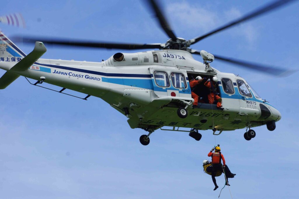 被災者を救出する訓練を行う海上保安庁のヘリコプター＝5日、那覇市