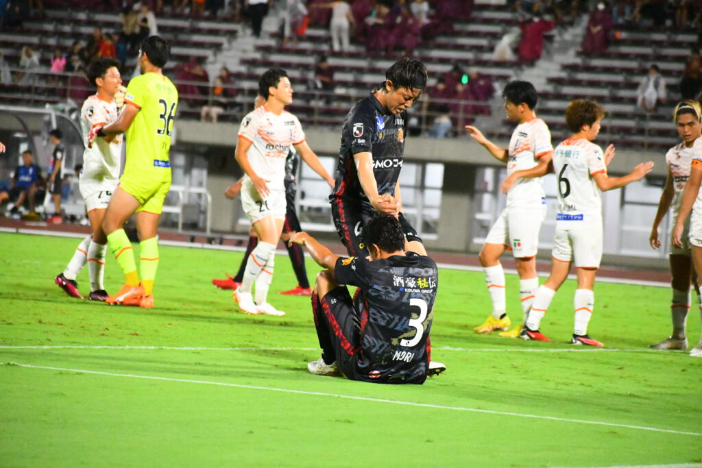試合終了後、勝利を喜ぶ愛媛FCを横目に悔しそうな表情を浮かべるFC琉球の選手たち