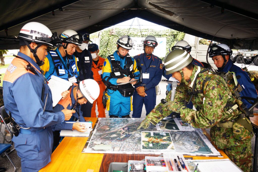 自衛隊と海保、消防、警察による共同指揮所では、被害状況の情報を共有する訓練を行った＝5日、那覇市